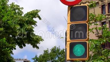 现代交通LED灯闪烁，颜色由绿色变为黄色，最后变为红色