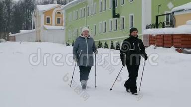 芬兰冬季运动-北欧步行。 年长的女人和男人在寒冷的森林里徒步旅行。 户外活动的人。
