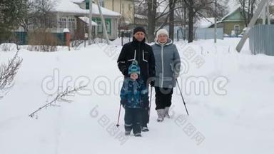 <strong>芬兰</strong>冬季运动-<strong>北欧</strong>步行。 年长的女人和男人在寒冷的森林里徒步旅行。 户外活动的人。