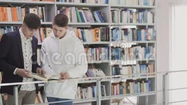两个年轻学生在<strong>图书馆看书</strong>和准备考试
