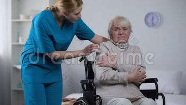 一位浑身裹着毯子的好心护士，一位因寒冷而<strong>颤抖</strong>的残疾老妇人