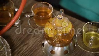 热的美味<strong>水果茶</strong>在茶壶和杯子在木桌上。