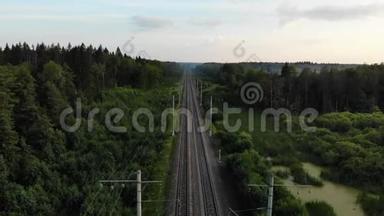 不错的电影空中镜头飞越双向铁路在森林与许多树木。