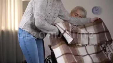 孙女用坐在轮椅上的格子花格子奶奶轻轻地盖着，<strong>全家</strong>人
