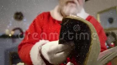 视频合成与降雪慢动作圣诞老人翻书