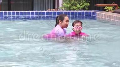 亚洲小女孩学游泳，妈妈在<strong>暑假</strong>期间在游泳池里照顾<strong>孩子</strong>