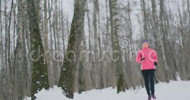 一个年轻女子在冬林里晨跑时累了，停下来喘<strong>口气</strong>。他恢复了体力