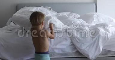 整理床铺，孩子醒来后在房间里整理床铺
