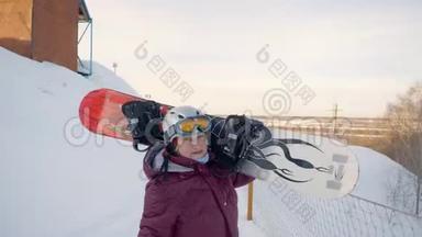 冬山雪度假村里，一位手持滑雪板行走的老妇人