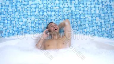 一个年轻人洗澡时把手机扔进水里