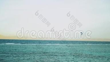 在埃及达哈布美丽的<strong>清</strong>水中风筝冲浪。 以山为背景，探索碧水