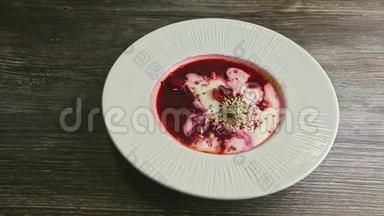 传统的乌克兰罗宋汤上装饰着酸奶油和麦芽