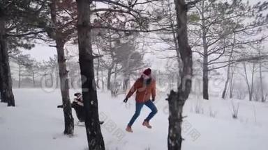 可爱的夫妇在<strong>下雪</strong>的冬天滑雪。 <strong>下雪</strong>时，男人和女朋友拉雪橇。 女人玩得开心
