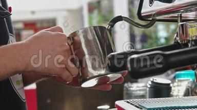 咖啡师用慢动作制作热牛奶泡沫