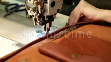 缝纫车间缝皮袋. 妇女经营缝纫机
