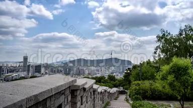 首尔市中心城市景观和南三首尔塔的云移。 韩国首尔