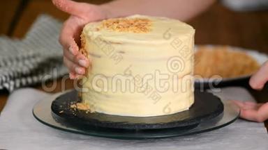 在家里的厨房里做一个拿破仑蛋糕，蛋糕上撒着细碎的面包屑。 酥油酥。