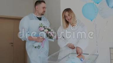 父亲在医院里遇到母亲和她的孩子。 尤努格快乐的母亲<strong>亲吻</strong>她的丈夫。 爸爸<strong>亲吻</strong>