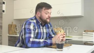 胖胡子男人吃垃圾食品芝士汉堡，伤害快餐，卡路里，慢动作，柠檬水