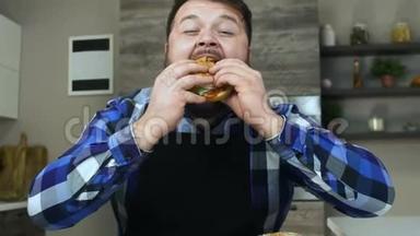 一个留胡子的<strong>胖子</strong>咬了一块汉堡包。食物很好吃。<strong>胖子</strong>很高兴。不健康的