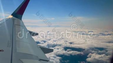 美丽的云彩和一个<strong>飞机机翼</strong>窗外有一个美丽的蓝天。 从<strong>飞机</strong>舷窗中射出