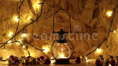 <strong>老式油灯</strong>烛台被圣诞球和灯包围。