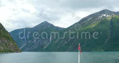挪威，吉兰格福乔德。 旅游船渡船浮式班轮穿越吉兰格夫乔登水域在春季夏季