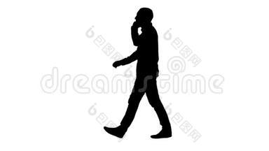 年轻的胡子男在手机上走来走去。