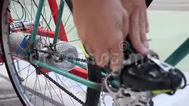 Cyclist将脚踏车和脚趾夹绑在velodrome<strong>轨道</strong>自行车门上的老式<strong>轨道</strong>自行车上