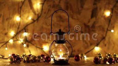老式油灯烛台被圣诞球和灯包围。