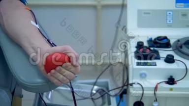 输血设备对病人工作，抽血..