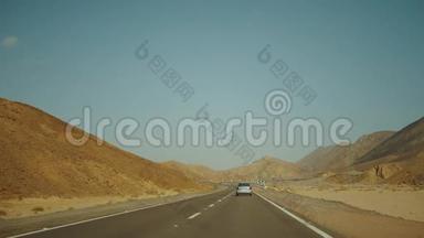 在沙漠中公路旅行。 冒险旅行在沙漠中缓慢的运动。