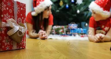 白雪公主和一只小虫子躺在一棵<strong>喜庆</strong>的<strong>圣诞</strong>树旁互相交谈