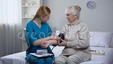 心脏科医生在测量血压后给老妇人诊断