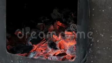 鲜红的热煤在火箱里燃<strong>烧</strong>。 铁炉的开门.. 做<strong>饭</strong>或加热房间。