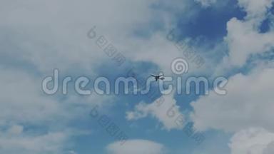 乘用民用飞机在蓝天上乘云飞行. 飞机飞行，在阳光明媚的日子在头顶上空飞行，起飞