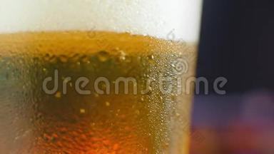 啤酒特写。一品脱冷工艺啤酒，背景为哑光黑色，旋转<strong>360</strong>度。一杯啤酒加水