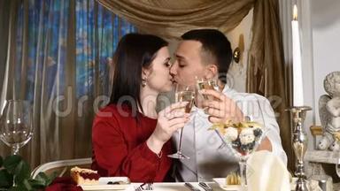 浪漫关系的概念.. 双手戴着香槟。 一对年轻夫妇在一个<strong>约会餐厅</strong>的特写镜头