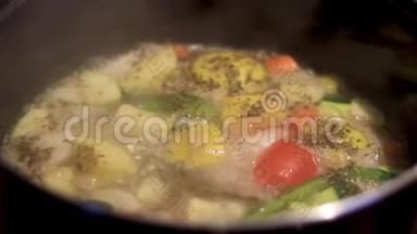 蔬菜<strong>煮汤</strong>在炉子上的锅中<strong>煮</strong>，上面有草药的自制<strong>汤</strong>。
