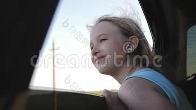 快乐的少女斜靠在车窗外。 假期概念。