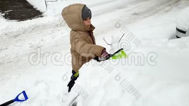 暴雪后幼儿用刷子帮幼儿清洁车从雪中清洁车4k视频