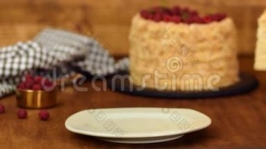 切片糖果拿破仑蛋糕装饰覆盆子。 <strong>护法</strong>奶油蛋糕。