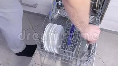 人装洗碗机，把餐具和<strong>厨具</strong>放在篮子里，高速。