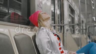 这位疲惫迷人<strong>的</strong>金发女孩正在地下地铁里听音乐，打哈欠回家