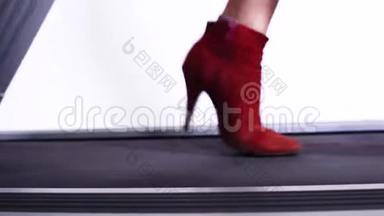自信的女人带着手提箱走在赛道上，穿着时髦的红色<strong>靴子</strong>，穿着<strong>高跟</strong>鞋。 关门