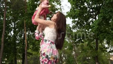 <strong>妈妈</strong>把女儿抛在空中在公园玩。 <strong>妈妈</strong>和<strong>宝宝</strong>一起散步。 Ð笑慢动作。