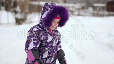快乐的孩子在冬天的第一场雪中玩耍。 冬<strong>暖</strong>夏凉的小男孩穿着温<strong>暖</strong>的雪服走路，玩得开<strong>心</strong>