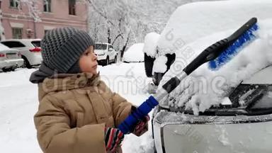 暴雪后幼儿用刷子帮幼儿清洁车从雪中清洁车4k视频