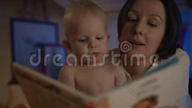 母亲给婴儿看书，躺在床上，贴着不同的照片，给他近距离的治疗