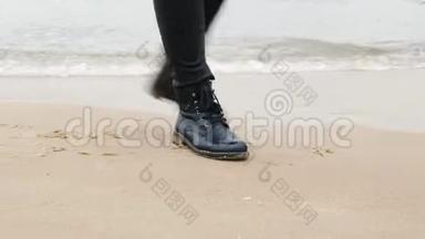 旅行概念。 女人`穿着皮鞋在海边的沙滩上跳舞，在海浪中驻足